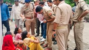 Hathras Stampede: कानपुर में 'भोले बाबा' के आश्रम पहुंची पुलिस, सेवादारों ने पूछताछ में बताई ये बातें 2 image 54