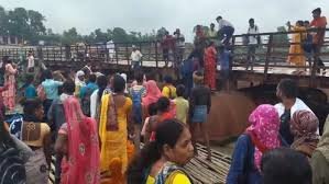 Hajipur News: राघोपुर में पीपा पुल से टकराई नाव, 100 से अधिक लोग थे सवार; कई सरकारी शिक्षक भी थे मौजूद 1 image 64