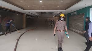 Noida: मॉल के अंदर आग लगने से मची भगदड़, धुएं का गुबार देख अटकीं लोगों की सांसें; खौफनाक हैं तस्वीरें 1 image 78