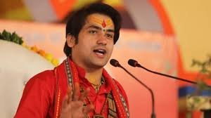 Bageshwar Dham Sarkar Birthday : पंडित धीरेंद्र शास्त्री को भक्त ने क्यों भेंट किया हेलमेट ? 3 image 80