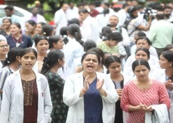 Kolkata Doctor Murder : बंगाल से दिल्ली तक सड़कों पर उबाल, HC ने प्राचार्य से कहा- बहुत ताकतवर हो… ममता बनर्जी सरकार को हाईकोर्ट ने लगाई फटकार