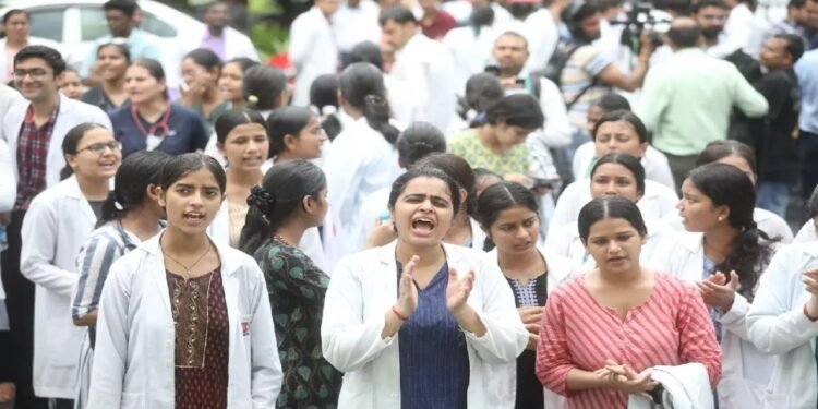 Kolkata Doctor Murder : बंगाल से दिल्ली तक सड़कों पर उबाल, HC ने प्राचार्य से कहा- बहुत ताकतवर हो… ममता बनर्जी सरकार को हाईकोर्ट ने लगाई फटकार 1 Kolkata Doctor Murder : बंगाल से दिल्ली तक सड़कों पर उबाल, HC ने प्राचार्य से कहा- बहुत ताकतवर हो… ममता बनर्जी सरकार को हाईकोर्ट ने लगाई फटकार