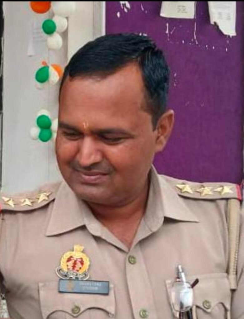 Bareilly News : सायरन सुनकर थाने की दीवार फांदकर भागे इंस्पेक्टर, बिस्तर पर मिला 9 लाख कैश 2 WhatsApp Image 2024 08 23 at 14.34.00