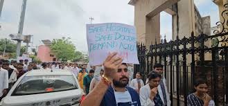 Kolkata Doctor Rape Case : दिल्ली से लेकर लखनऊ तक सड़कों पर जूनियर डॉक्टर,डॉक्टरों में गुस्सा, OPD सेवाएं ठप, प्रिंसिपल ने दिया इस्तीफा 4 image 116