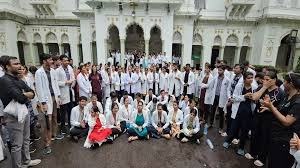 Kolkata Doctor Murder : बंगाल से दिल्ली तक सड़कों पर उबाल, HC ने प्राचार्य से कहा- बहुत ताकतवर हो… ममता बनर्जी सरकार को हाईकोर्ट ने लगाई फटकार 3 image 123