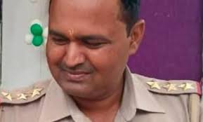Bareilly News : सायरन सुनकर थाने की दीवार फांदकर भागे इंस्पेक्टर, बिस्तर पर मिला 9 लाख कैश 4 image 217