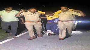 Barabanki News : शातिर अपराधी को ढूंढ रही थी तीन जिलों की पुलिस ,बाराबंकी पुलिस ने मुठभेड़ में किया गिरफ्तार 2 image 334