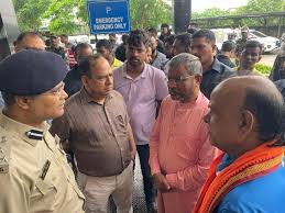 Ranchi Crime News: रांची में दरोगा की गोली मारकर हत्या, परिजनों से मिले पूर्व सीएम बाबूलाल मरांडी 3 image 40