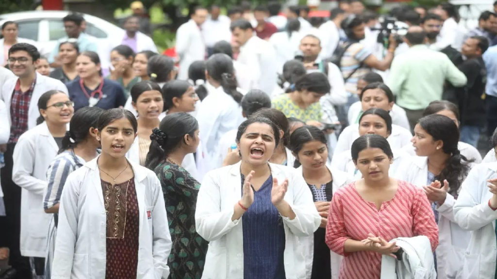 Kolkata Doctor Murder : बंगाल से दिल्ली तक सड़कों पर उबाल, HC ने प्राचार्य से कहा- बहुत ताकतवर हो… ममता बनर्जी सरकार को हाईकोर्ट ने लगाई फटकार 2 image 58