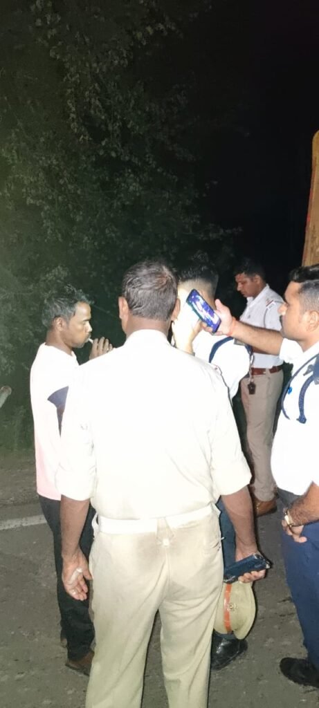 Chitrakoot: चित्रकूट में यातायात पुलिस का सघन वाहन चेकिंग अभियान, चालकों में हड़कंप 1 WhatsApp Image 2024 09 21 at 10.52.44 PM 1