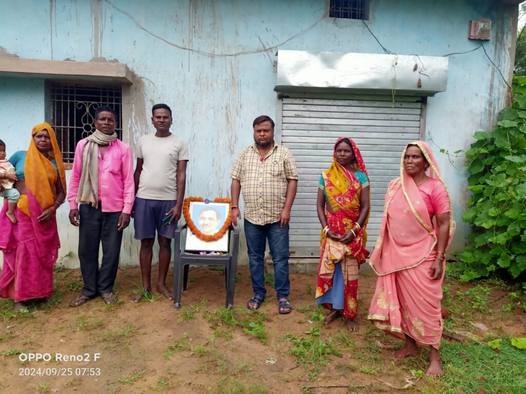 Shahdol: बूथ क्रमांक 198 199 के प्रभारी महेंद्र प्रताप सिंह उर्फ संजय सिंह के द्वारा घर-घर जाकर लोगों को डिजिटल सदस्यता दिलाया जा रहा 2 WhatsApp Image 2024 09 25 at 11.13.06 AM