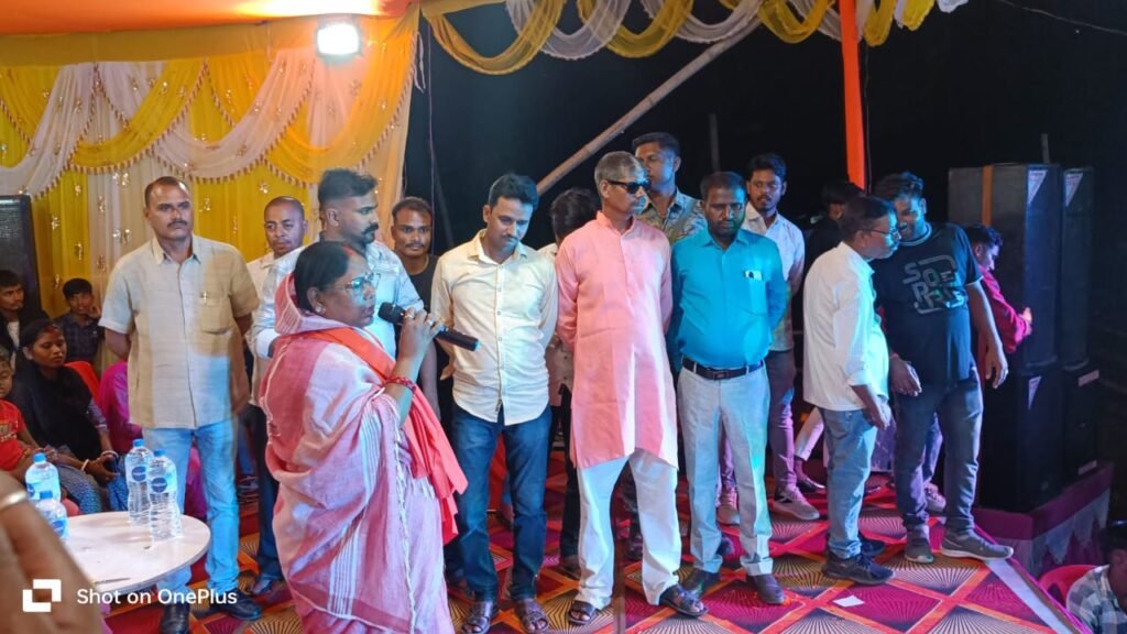 Jharkhand: पाटन छतरपुर विधायक पुष्पा देवी ने भक्ति जागरण का किया शुभारंभ। 2 WhatsApp Image 2024 10 10 at 11.45.41 AM