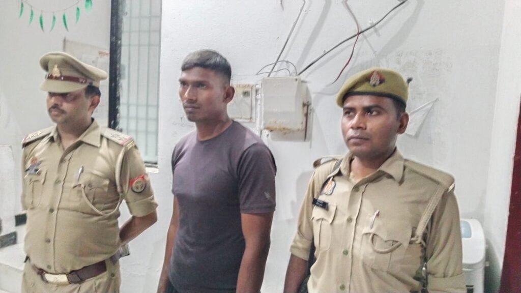 Raebareli: CISF भर्ती में बड़ा फर्जीवाड़ा, शारीरिक परीक्षा देने आए व्यक्ति गिरफ्तार 2 WhatsApp Image 2024 10 16 at 8.55.06 PM 1