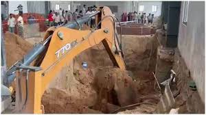 Gujrat News : गुजरात के मेहसाणा में बड़ा हादसा, मिट्टी धंसने से निर्माण स्थल पर 7 मजदूरों की मौत 2 image 12