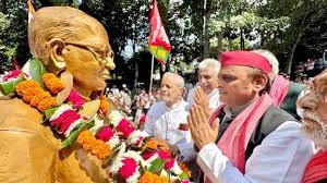 Lucknow News : अखिलेश ने घर के बाहर जेपी नारायण की प्रतिमा पर किया माल्यार्पण, कहा - भाजपा ने हर अच्छा काम रोका.. 2 image 126