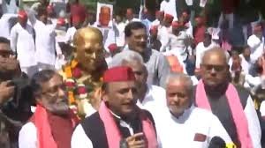 Lucknow News : अखिलेश ने घर के बाहर जेपी नारायण की प्रतिमा पर किया माल्यार्पण, कहा - भाजपा ने हर अच्छा काम रोका.. 3 image 127