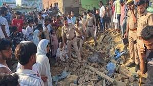 Bareilly Firecracker Factory Blast: JCB के पंजे में फंस रहे थे मांस के लोथड़े... हर ओर तबाही का मंजर, अपनों को खोजती रहीं आंखें 2 image 31