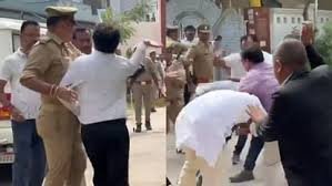 Lakhimpur Kheri News : लखीमपुर खीरी में पुलिस के सामने पीटे गए BJP सदर विधायक योगेश वर्मा. पुलिस के सामने जड़ा थप्पड़ 2 image 86