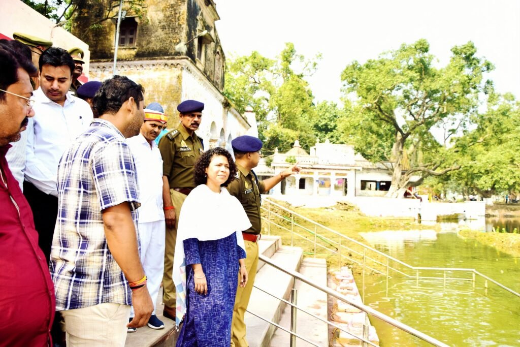 Lakhimpur: छठ पूजा की तैयारियो का जायजा लेने सेठघाट पहुंचे डीएम-एसपी, देखा छठ पूजा घाट, परखी तैयारियां 2 WhatsApp Image 2024 11 06 at 4.04.16 PM