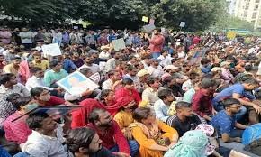 UP News : UPPSC परीक्षा को लेकर प्रतियोगी छात्रों पर पुलिस ने किया लाठीचार्ज, मची भगदड़ 2 image 68