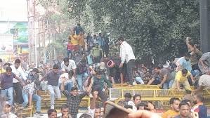 Prayagraj Protest : अचानक हो गया हल्ला! Police Barricading तोड़कर आगे बढ़े छात्र, जाने क्या हुआ? 2 image 79