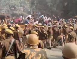 Prayagraj Protest : अचानक हो गया हल्ला! Police Barricading तोड़कर आगे बढ़े छात्र, जाने क्या हुआ? 3 image 80