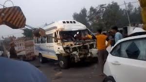Ayodhya: सड़क हादसे में दो युवतियों समेत तीन की मौत और 15 घायल, ट्रेला मोड़ने के दौरान हुआ हादसा 2 image 85
