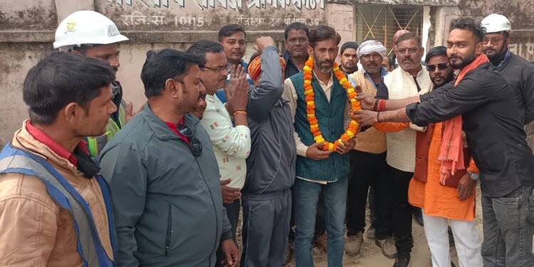 Sonbhadra News: दिनेश शुक्ला बने भारतीय संविदा श्रमिक संगठन के विशिष्ट सदस्य 1 WhatsApp Image 2024 12 08 at 4.39.48 PM