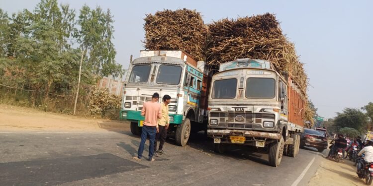Sitapur News: बड़ा हादसा टला: ओवरलोड गन्ना ट्रक पलटने से बाल-बाल बचा 1 WhatsApp Image 2024 12 23 at 3.49.42 PM
