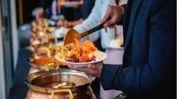 Lucknow News : शादी में खाने से टोका ,तो लखनऊ विश्वविद्यालय के छात्रों ने की बमबाजी और मारपीट, कई घायल