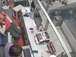 Saharanpur News : बदमाशों ने बंदूक की नोक पर जन सेवा केंद्र से की लाखों की लूटपाट , वीडियो वायरल 3 image 205