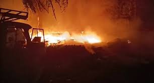 Barabanki News : खाने में देरी होने पर काटा बवाल , दबंगों ने ढाबे में लगा दी आग; पांच लोग घायल