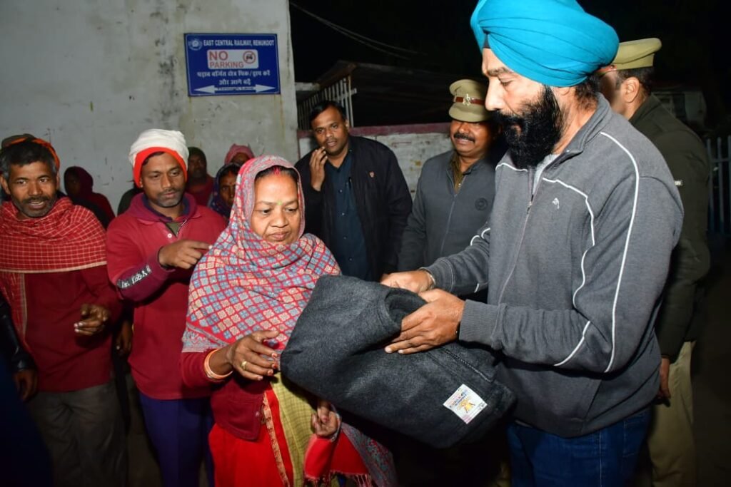 Sonbhadra News: सर्द रात में ठिठुरते ज़रूरतमंदों को हिण्डाल्को के अधिकारियों ने ओढ़ाया कम्बल 3 WhatsApp Image 2025 01 13 at 7.44.21 PM