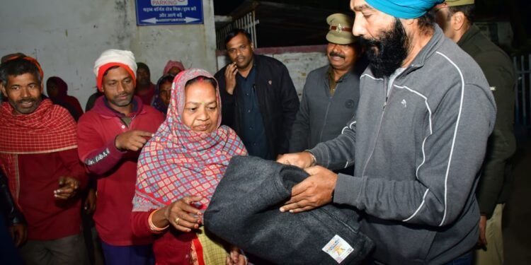 Sonbhadra News: सर्द रात में ठिठुरते ज़रूरतमंदों को हिण्डाल्को के अधिकारियों ने ओढ़ाया कम्बल 1 WhatsApp Image 2025 01 13 at 7.44.21 PM