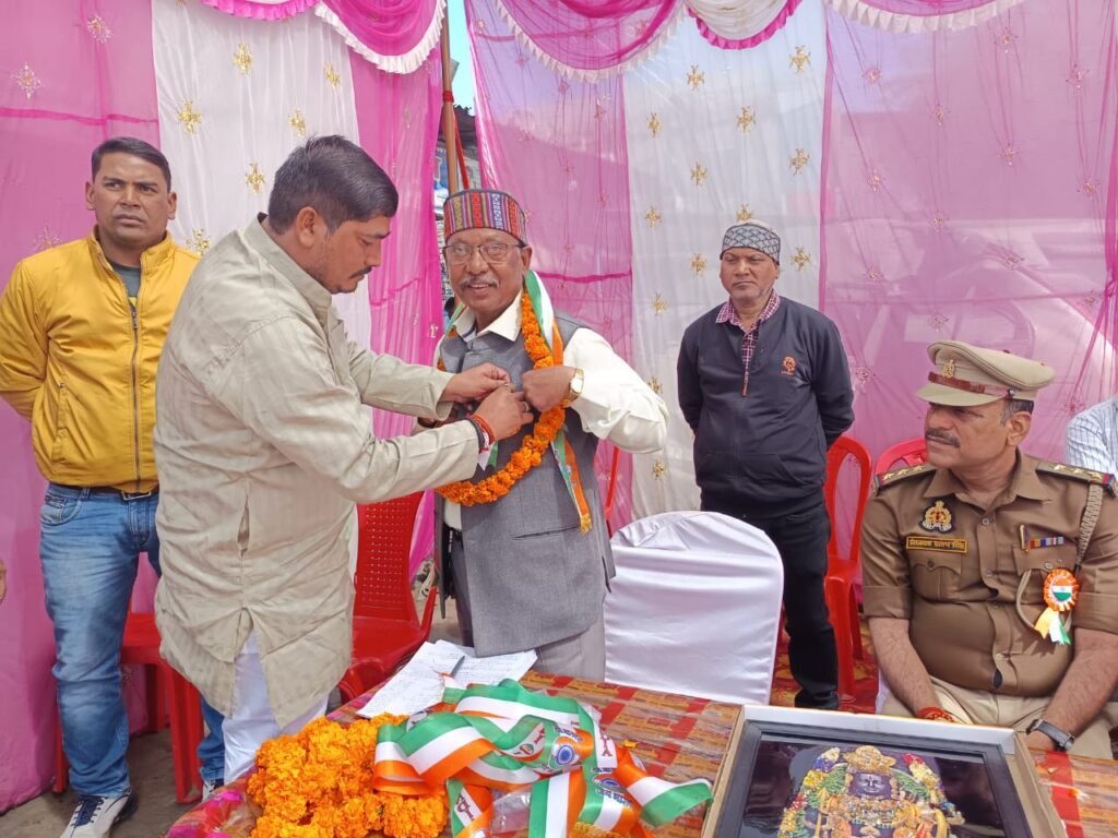 Sonbhadra News: 76वें गणतंत्र दिवस पर व्यापार मंडल रेणुकूट के तत्वाधान में ध्वजारोहण मनाया गया 3 WhatsApp Image 2025 01 27 at 17.43.35 1