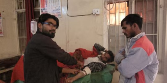 Sitapur News: अधेड़ व्यक्ति ने अपना प्राइवेट पार्ट काटकर शिवलिंग पर चढ़ाया, हालत गंभीर 3 image 20