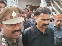 Sitapur Congress MP Rakesh Rathod: सीतापुर सांसद राकेश राठौर को प्रेस कॉन्फ्रेंस करते समय पुलिस ने किया गिरफ्तार 2 image 34