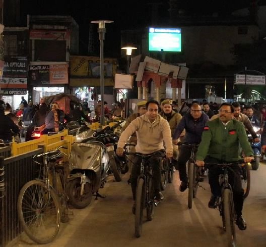Moradabad News: मुरादाबाद को "स्मार्ट सिटी" बनाने की दिशा में जागरूकता अभियान, मंडलायुक्त ने किया ई-बाइक से भ्रमण 2 WhatsApp Image 2025 02 06 at 12.44.34 PM