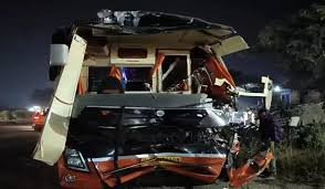 Fatehpur Road Accident: फतेहपुर में बड़ा हादसा, डंपर में पीछे से घुसी ट्रैवलर बस, चार की मौत और 21 घायल 3 image 115