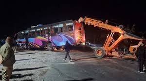 Prayagraj News: लाशें ही लाशें… बस से टक्कर के बाद वाहन में फंसे थे शव, इस चूक से 10 की मौत 2 image 145
