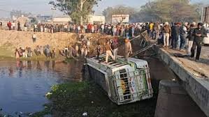 Punjab News: फरीदकोट में बड़ा हादसा, ट्रक की टक्कर से सेमनाले में गिरी बस, पांच लोगों की माैत, 40 से ज्यादा घायल 2 image 179