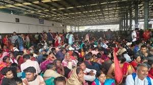 MahaKumbh: भगदड़ जैसी बनी स्थिति तो प्रयागराज जंक्शन पर यात्रियों के प्रवेश पर लगाई रोक, बंद करने पड़े सभी गेट 3 image 187