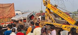 Kumbh Mela 2025 : पांच मिनट के अंदर एक परिवार के छह लोगों की मौत; कुंभ से पटना लौटते समय भीषण हादसा 2 image 231