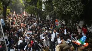 Rajasthan Politics: इंदिरा गांधी पर टिप्पणी का मामला: विधानसभा का घेराव करने सड़कों पर उतरे कांग्रेसी, पुलिस से हुई झड़प 2 image 271