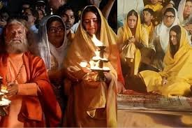 Katrina Kaif Mahakumbh: भगवा रंग में रंगी कैटरीना कैफ, की गंगा मैया की आरती, 90’s की ये एक्ट्रेस भी दिखी 2 image 278