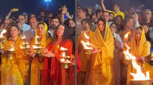 Katrina Kaif Mahakumbh: भगवा रंग में रंगी कैटरीना कैफ, की गंगा मैया की आरती, 90’s की ये एक्ट्रेस भी दिखी 3 image 279