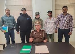 Lucknow: कारोबारी की व्हाट्सएप प्रोफाइल लगाकर ऐंठे थे 78 लाख रुपये, दिल्ली से तीन गिरफ्तार, दो इंजीनियर हैं 2 image 304