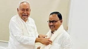 Bihar News: नीतीश कुमार के चहेते विधायक ने शिक्षक पर पिस्टल तानकर दी धमकी, कहा- घर खाली करो वर्ना... 2 image 313