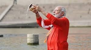 PM Modi Mahakumbh: महाकुंभ में पीएम मोदी की आस्था की डुबकी, रुद्राक्ष धारण कर सूर्य को दिया अर्घ्य 4 image 33