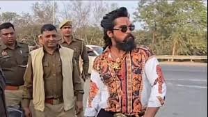 Allu Arjun Lookalike In Mahakumbh 2025: महाकुंभ में दिखा पुष्पा का स्वैग, अल्लू अर्जुन के डायलॉग सुनकर पुलिस अफसर भी हो गए खुश 2 image 43